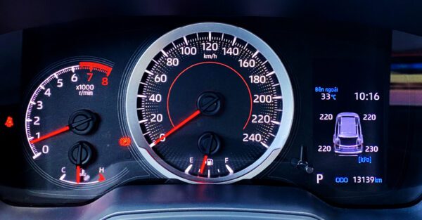 Đèn cảnh báo áp suất lốp TPMS trên bảng taplo xe Toyota