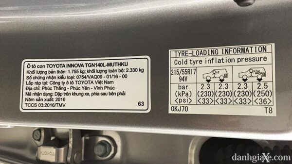 Tem nhãn áp suất lốp Toyota trên khung cửa ghế lái — nơi tra cứu thông số chính xác nhất